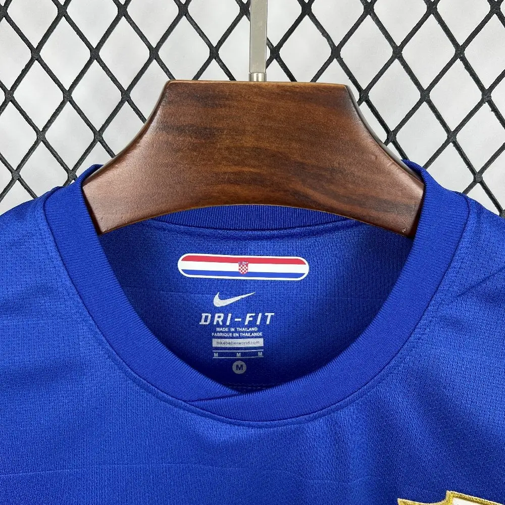1df935190ca8454e990862c7 2010 Retro Croatia Away Jersey - Image 2