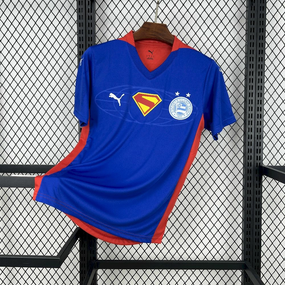 8c421429b7cfefa4a8b7ad38.webp 2025/26 Bahia Superman Collaboration Jersey - Image 1