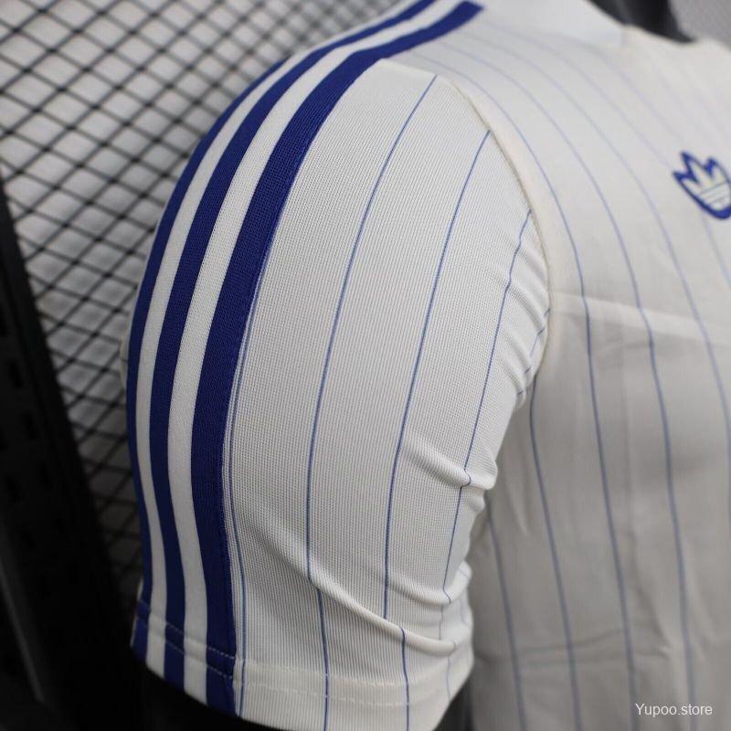 a8c29f9389727f9c7d879d04.jpg Player Version 25/26 Chelsea Adidas Original Terrace Icons WHITE Jersey - Image 6