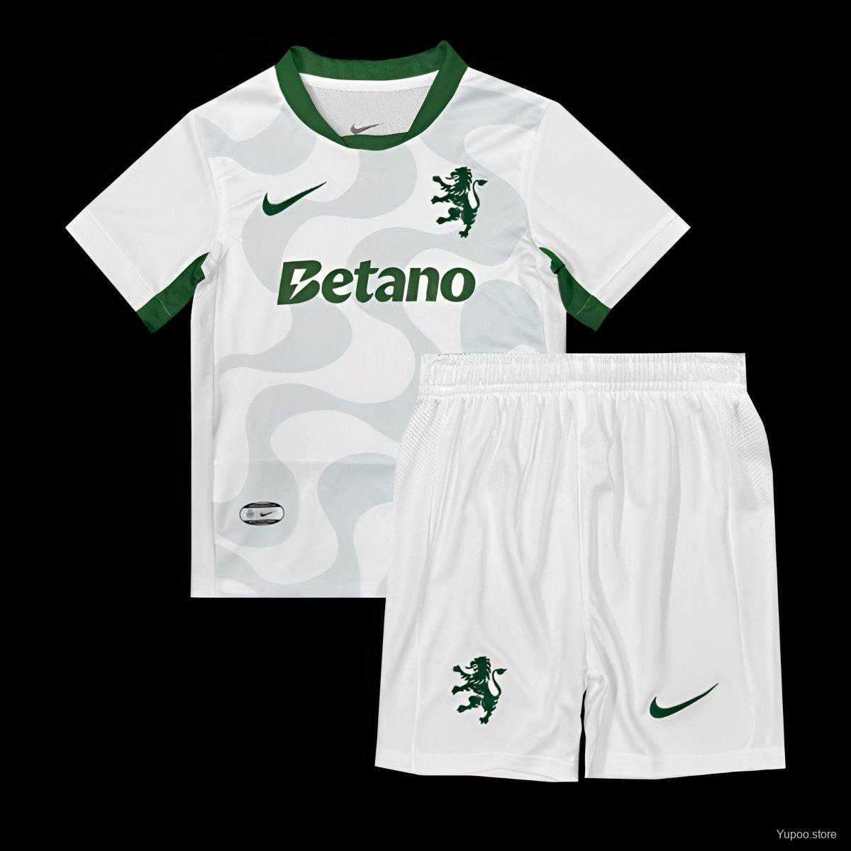 daae9684b1f11dcbfdc7abfc.jpg 25/26 Kids Sporting Lisbon Away WHITE Jersey - Image 1
